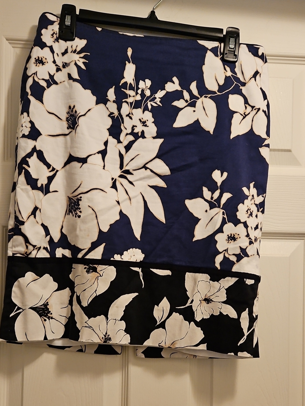 White House Black Market Navy and White Floral Pencil Skirt